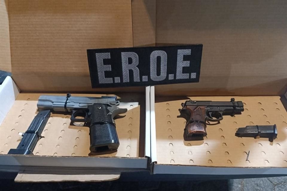 Se les localizó un arma de fuego larga (R-15) calibre .223 y dos pistolas de utilería.