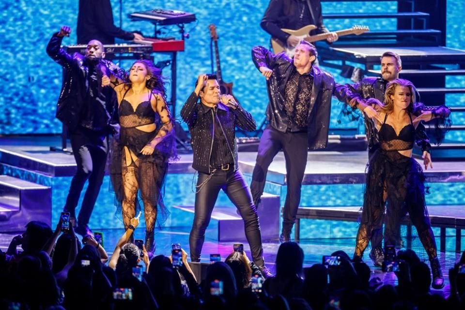 Chayanne durante el concierto en el auditorio Telmex con su Bailemos otra vez tour 2025.