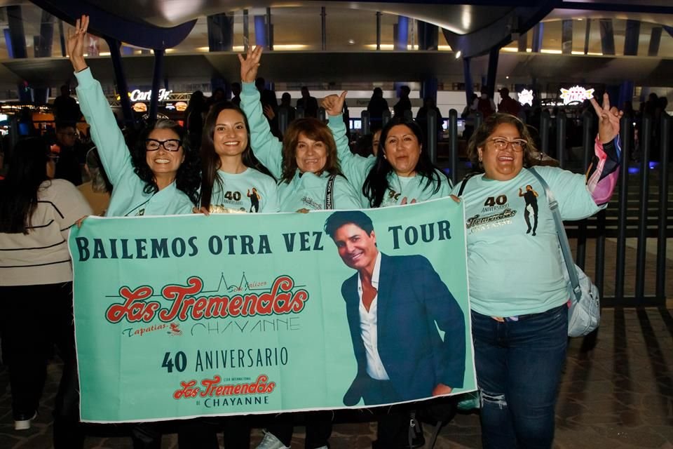 Fans de Chayanne esperaban con alegría su concierto.