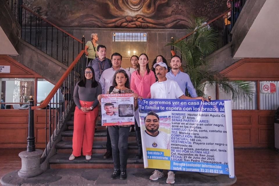 Familias buscadoras, integrantes del Colectivo Luz de Esperanza y regidores del Ayuntamiento de Tlaquepaque.