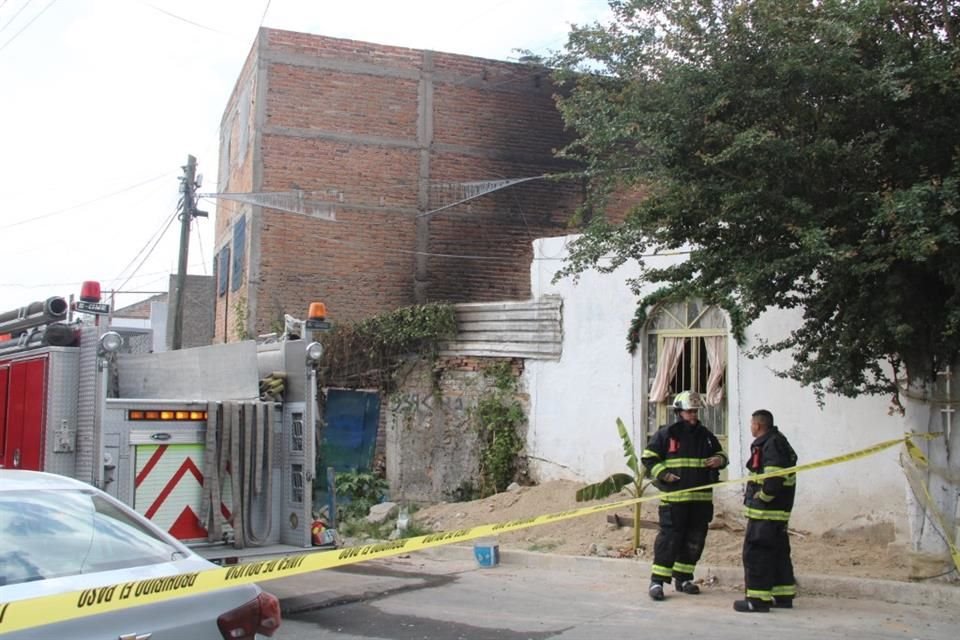 El hombre, de 51 años, acumulaba cartón y objetos en desuso en su finca a medio construir, por lo que el fuego se propagó inmediatamente.