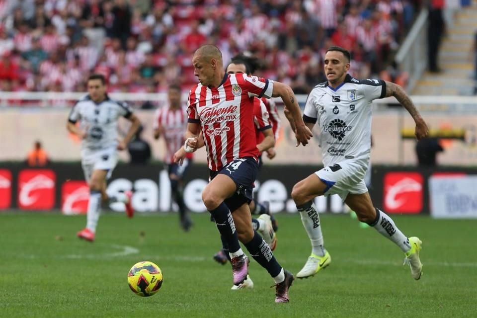 Chicharito Hernández durante el juego entre Chivas y Querétaro.