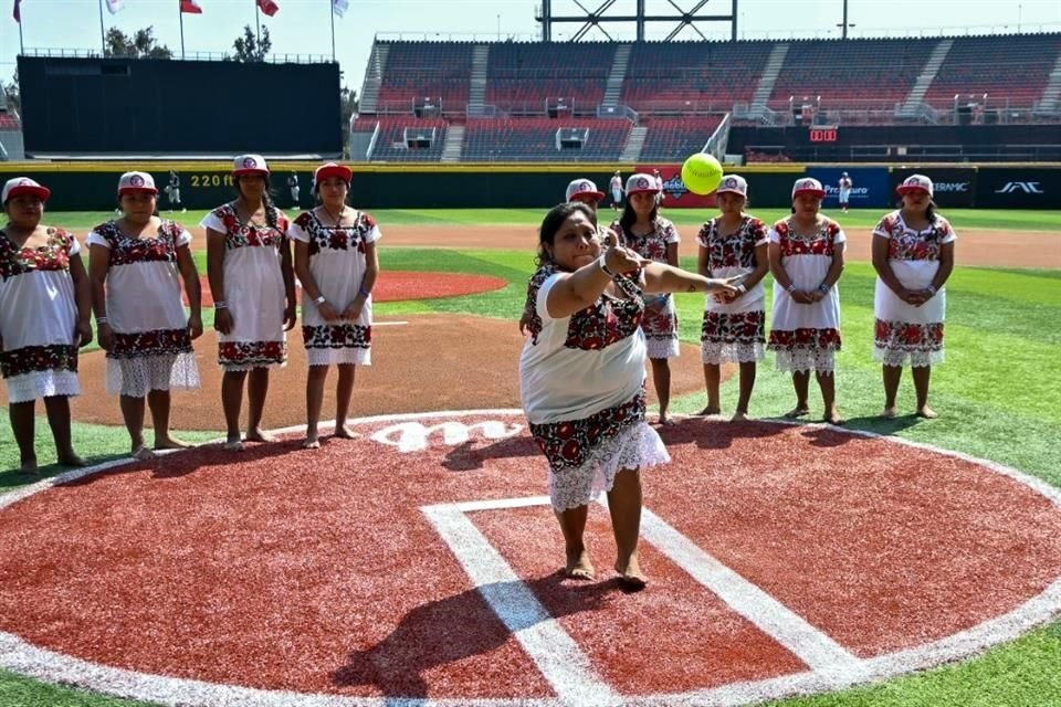 Las Diablillas Mestizas de Hondzonot fueron las invitadas especiales del equipo escarlata en el Diamante de Fuego.