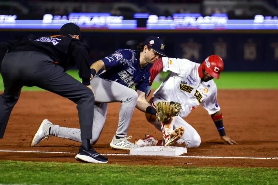 Los Charros de Jalisco vencieron anoche Cardenales de Lara, de Venezuela.