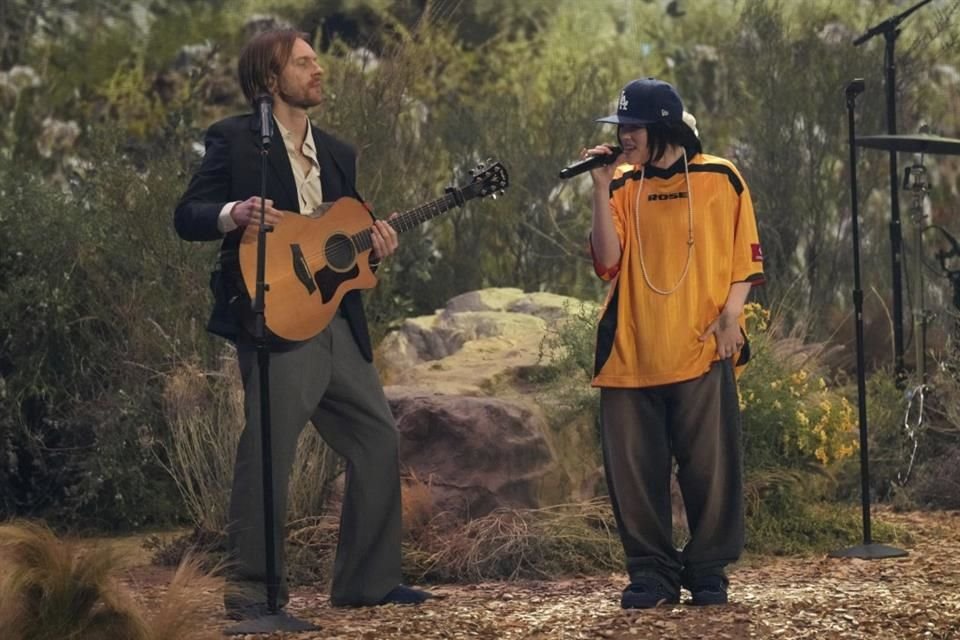 Finneas y Billie Eilish interpretaron el tema 'Birds of a Feather'.