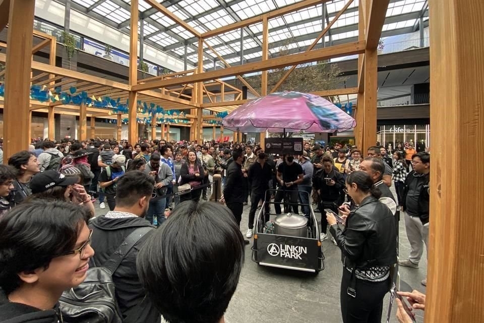 Seguidores de la banda llegaron desde temprano al centro comercial La Perla para recibir tamales gratis antes de su concierto de hoy.