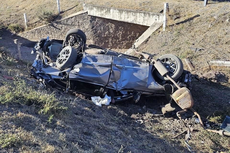 Un hombre perdió la vida luego de volcar su vehículo la mañana de este lunes en el Municipio de Zacoalco de Torres.