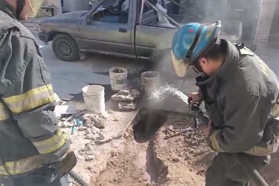 Bomberos de Tlaquepaque atendieron una fuga de gas natural en la zona Centro del Municipio, luego de que albañiles rompieron un tubo.