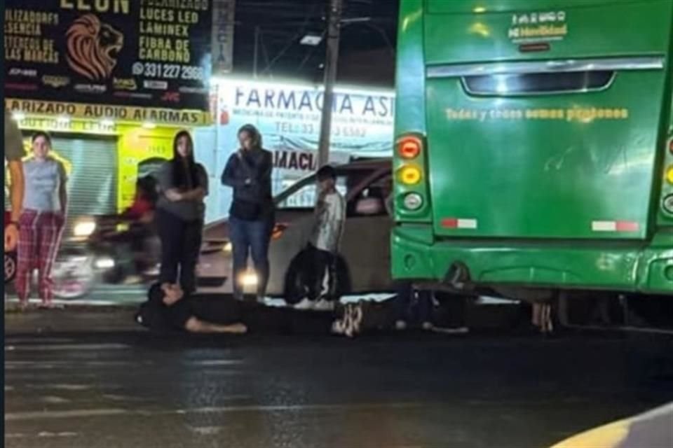 En la Colonia Patria Nueva de Guadalajara un joven sufrió heridas regulares durante el choque de dos vehículos.