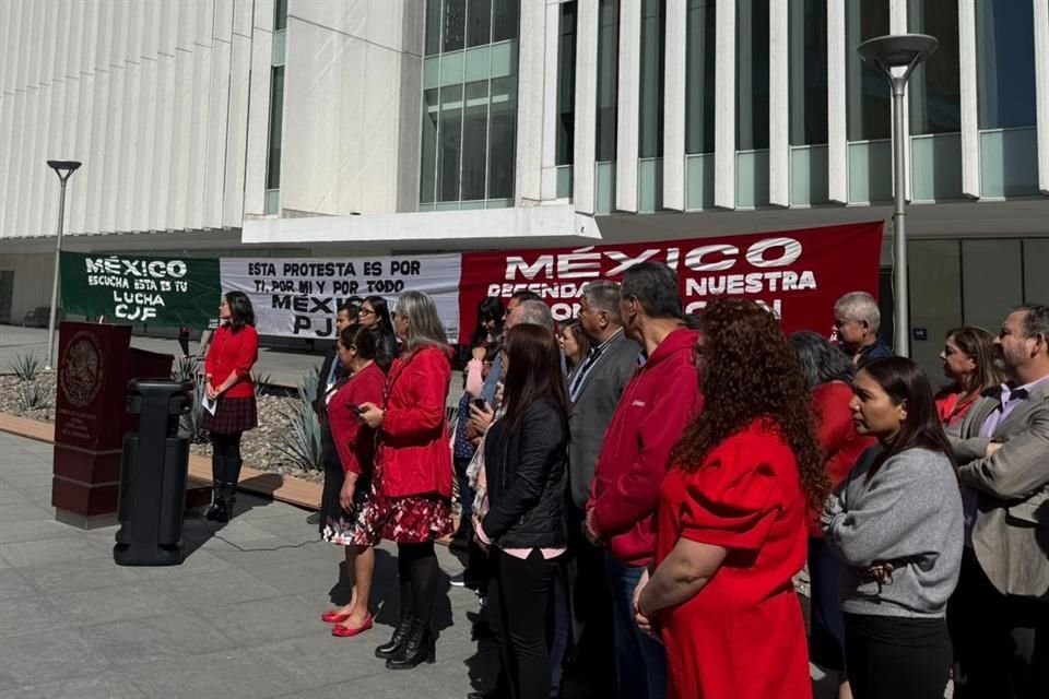 La manifestación se hace ante ante la reducción de su aportación como patrón a dos fondos de ahorro de trabajadores del Poder Judicial federal: al SEGESEI y al FORI.