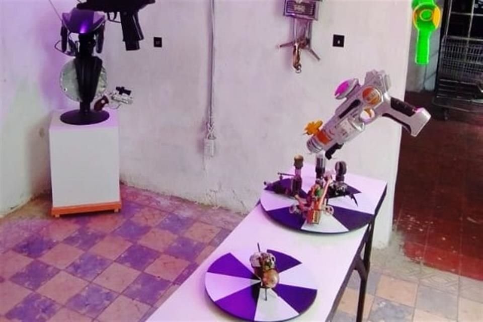 Creativos se unen en la 'Liga Inútil de Pepenadores', exposición sobre la importancia de reciclar y reutilizar la basura.