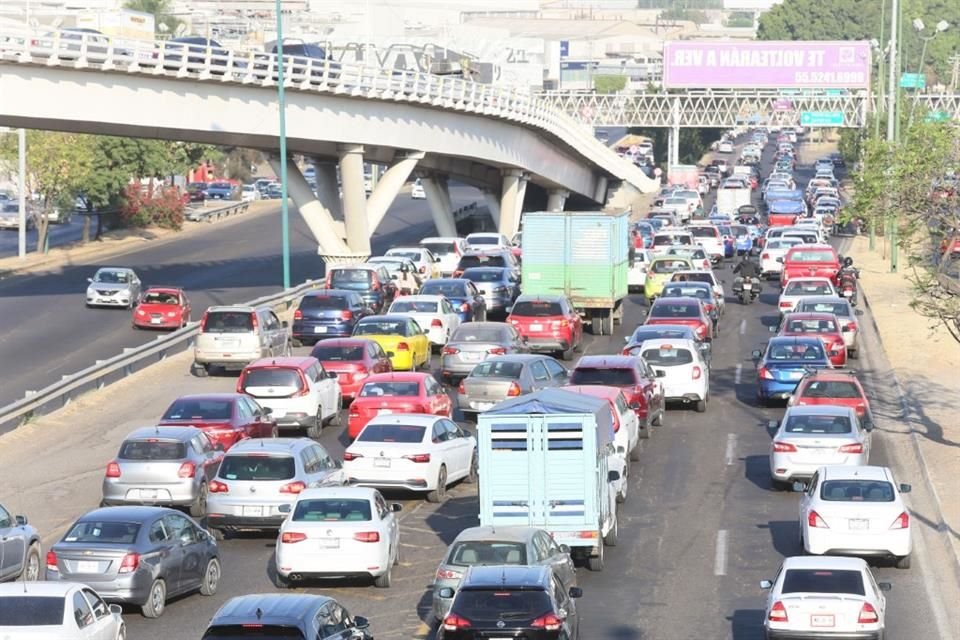 A partir del lunes se cerrarán por turnos los accesos laterales de la Avenida Lázaro Cárdenas, desde la Glorieta de El Álamo a los Arcos del Milenio, a fin de reducir tiempos de traslado.