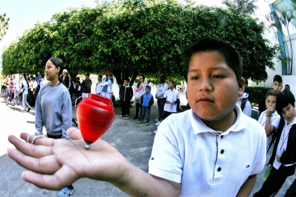 Alumnos y maestros de educación media superior convivirán y se activarán con juegos como changais, trompo, balero, soga y matatena.
