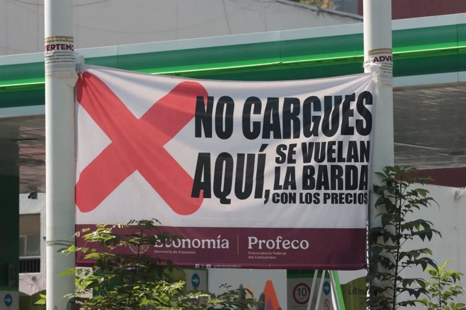 Tras advertir que no quiere cerrar gasolineras, Presidenta Sheinbaum propuso a empresarios pacto para evitar alza en precio de combustibles.