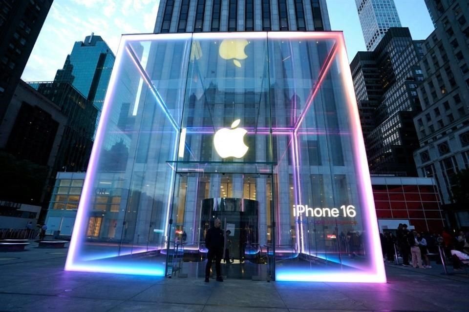 Tras las rebajas de al menos dos corredurías, las acciones de Apple bajaban más de 4 por ciento.