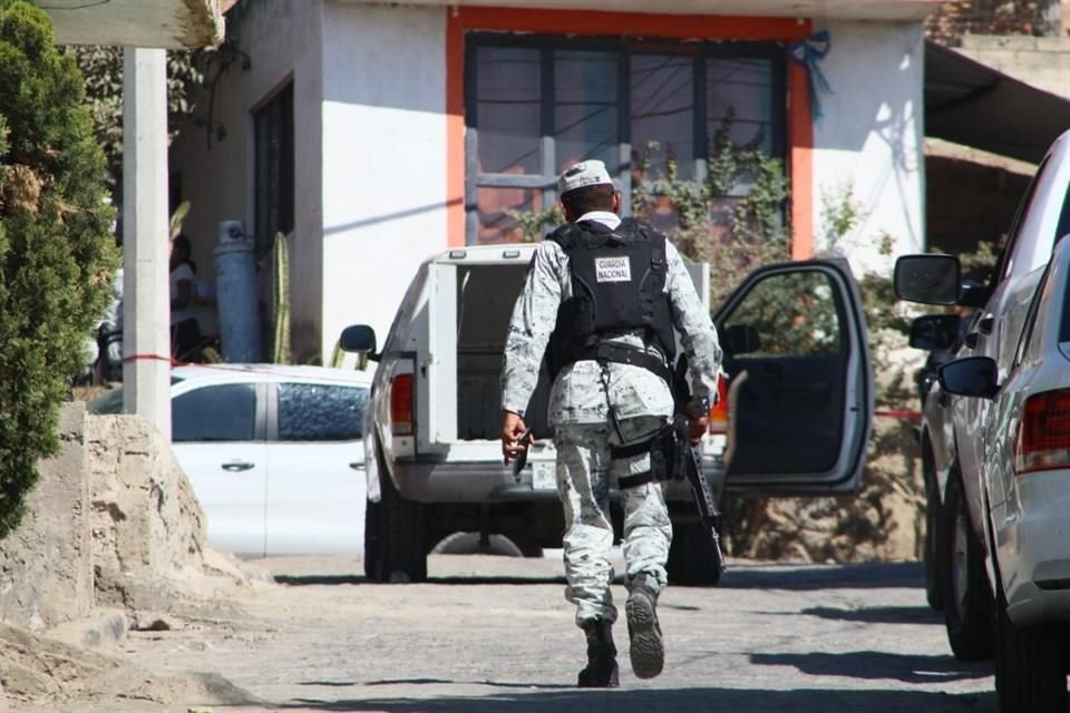 Aparentemente en el lugar no había indicios de los disparos, por lo que se presumió que la víctima pudo ser asesinada en otro punto y su cuerpo fue abandonado.