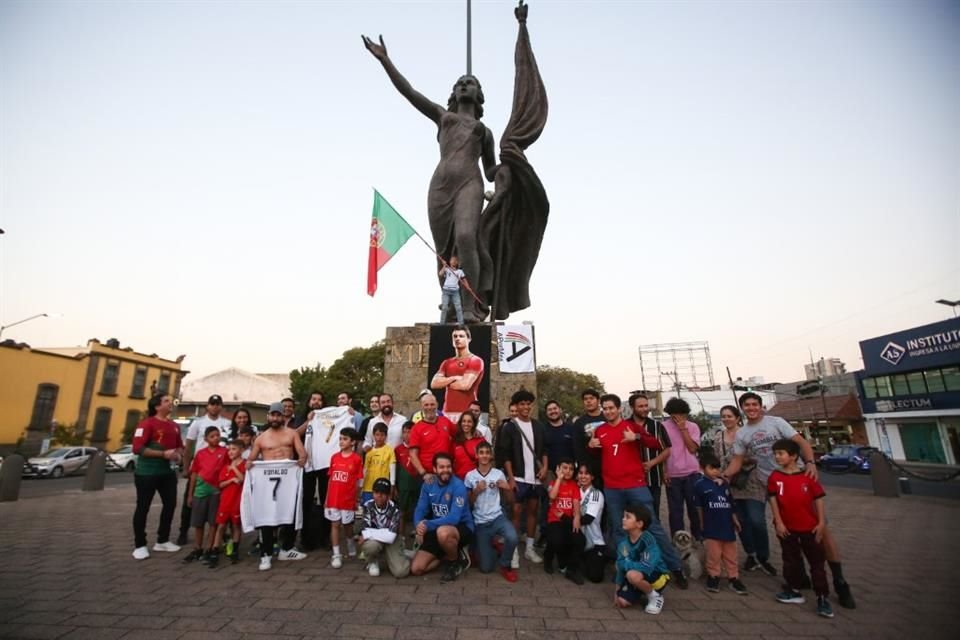 Al grito de ¡Siuuu!, unos 30 aficionados acudieron a la Plaza de la República de GDL para festejar el cumpleaños #40 de Cristiano Ronaldo.