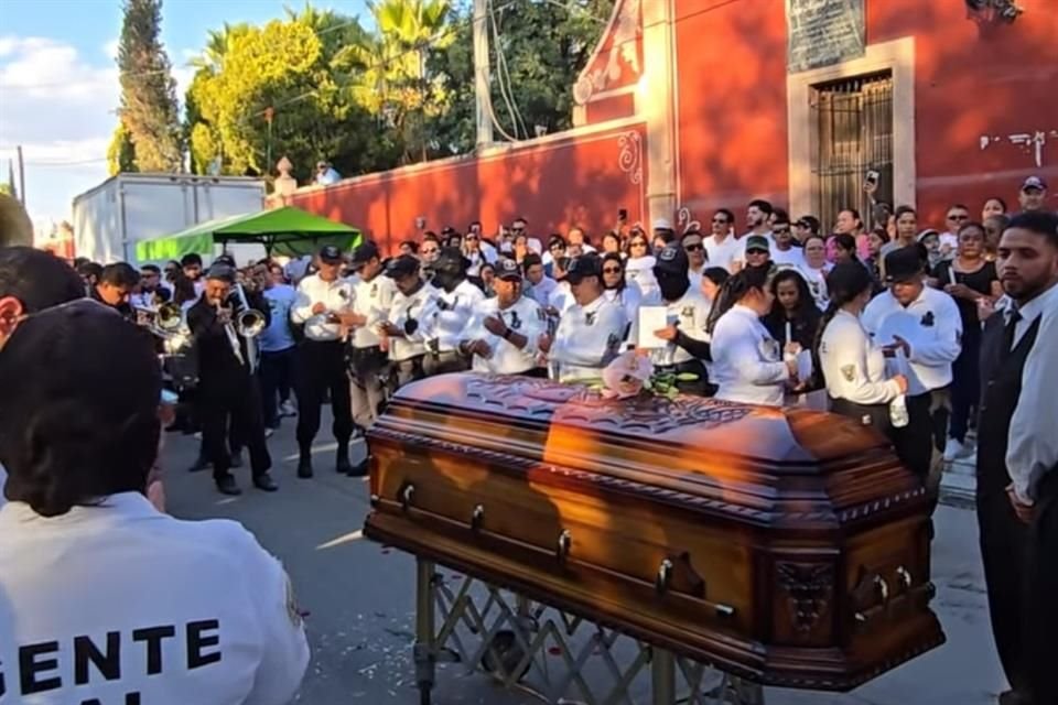 Habitantes y policías de Teocaltiche despidieron a Zuhey Areli López, la policía vial asesinada en un ataque directo.