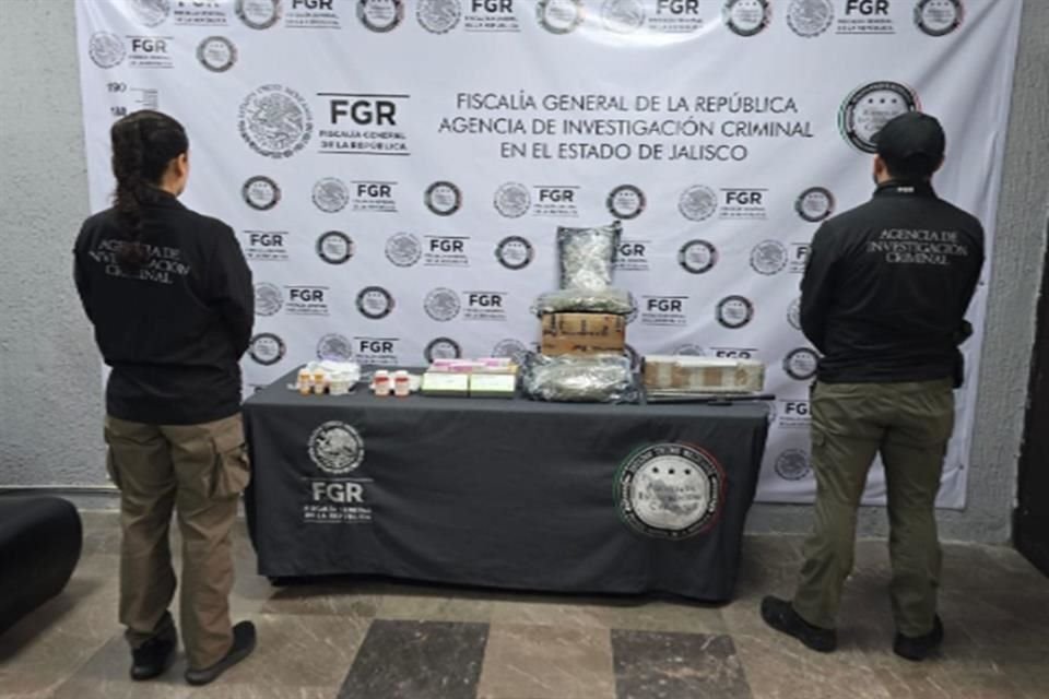 Una llamada alertó a autoridades federales y encontraron 1.4 kilos de mariguana en el Aeropuerto Internacional de Guadalajara.