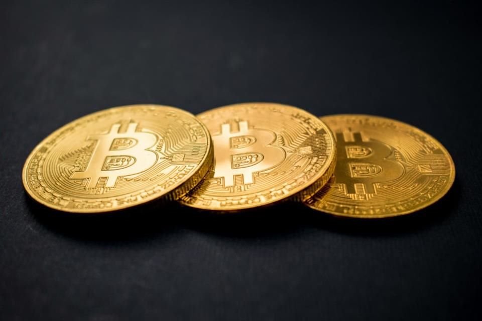 Los bolivianos enfrentan una aguda crisis económica, con reservas de dólares cercanas a cero, pero las criptomonedas les permiten transaccionar.