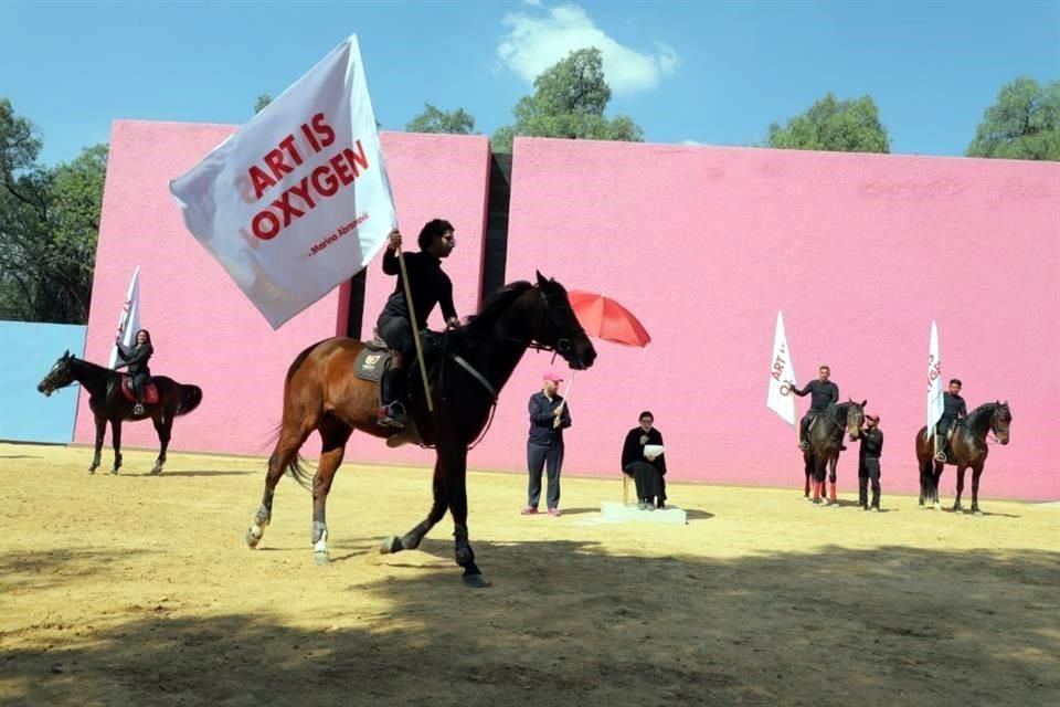 La artista también realizó un pequeño performance en el espacio cultural impulsado por la Fundación Fernando Romero.