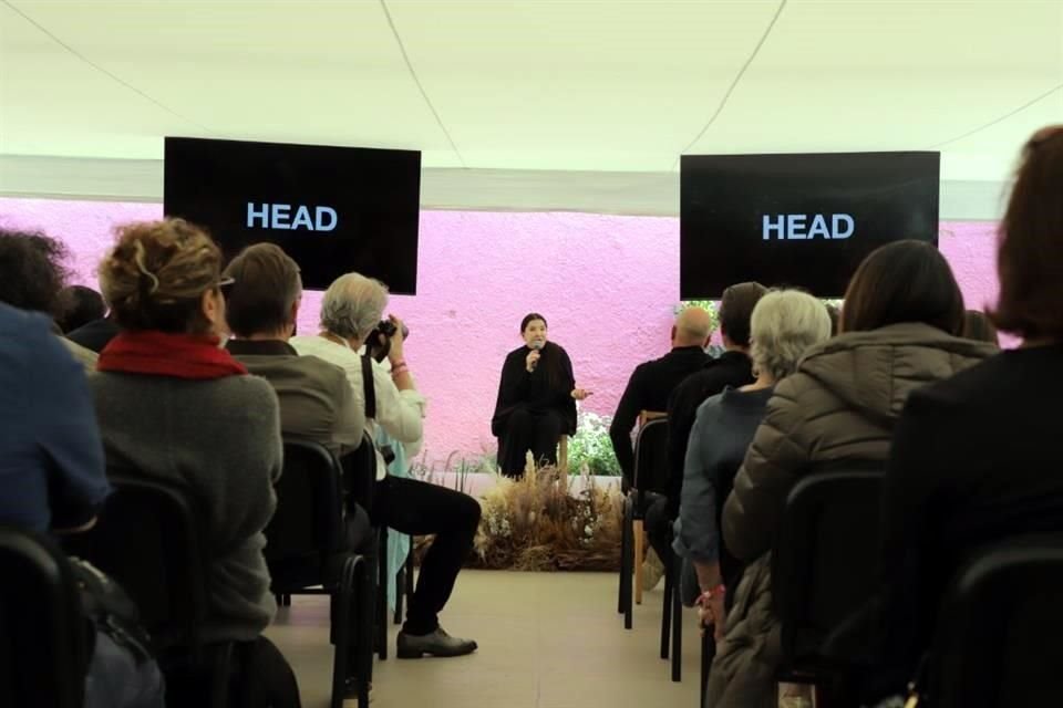 Como parte de sus actividades en la Ciudad, Marina Abramovic impartió una conferencia.