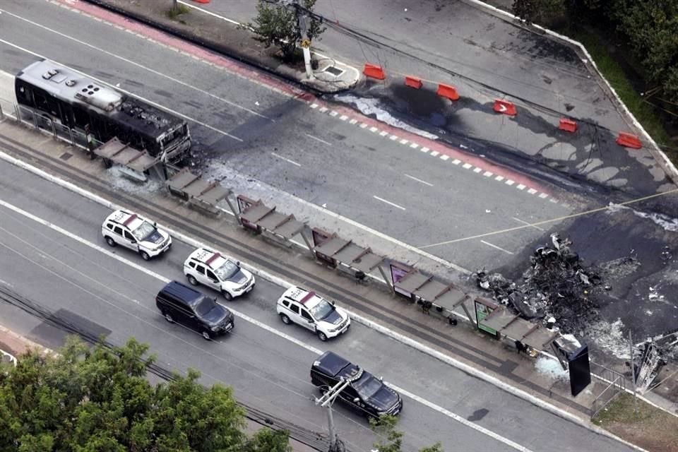 Una avioneta se estrelló en una avenida de Sao Paulo el viernes por la mañana poco después de despegar de un aeropuerto privado cercano.