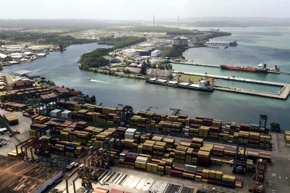 Contenedores de carga, apilados mientras las grúas cargan y descargan buques mercantes en el puerto de Cristóbal, operado por Panama Ports Company.