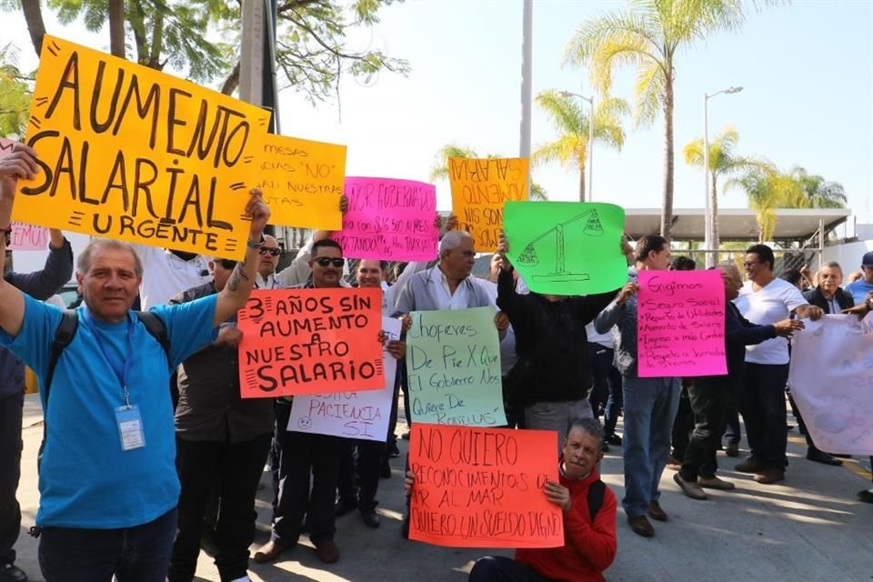 Conductores de transporte público como Mi Macro Calzada y Mi Macro Periférico, adscritos al Sindicato de Conductores del Trasporte Público y Privado En General del Estado de Jalisco protestaron hoy.