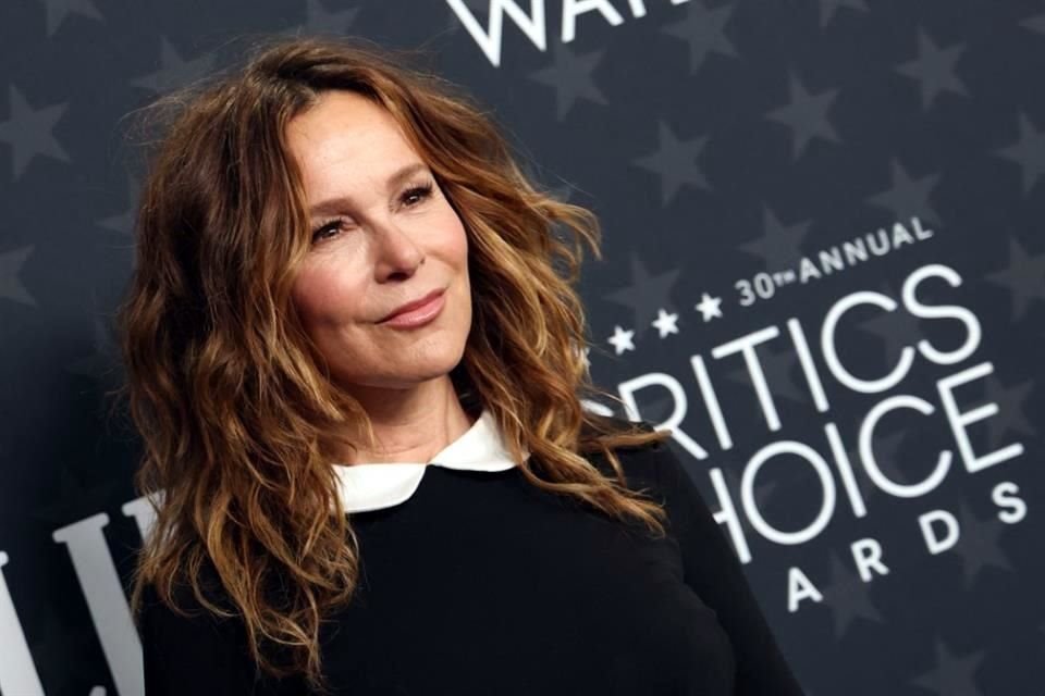 Jennifer Grey lució un atuendo clásico para la edición 30 de los Critics Choice Awards.