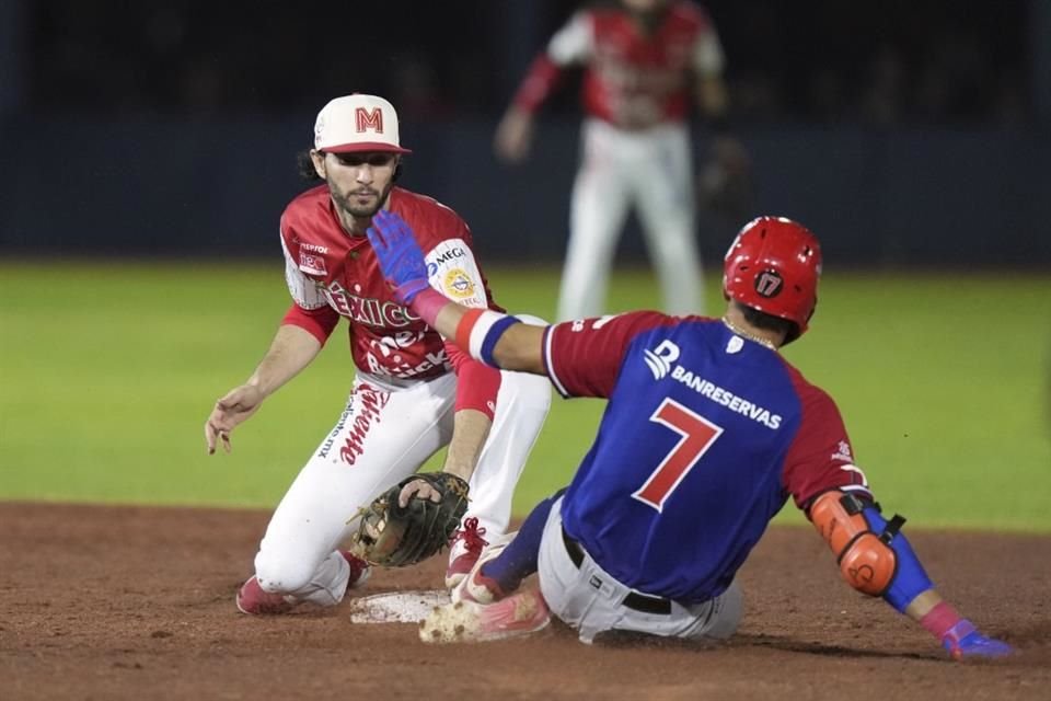 Michael Wielansky, segunda base de los Charros de México, pone out a Luis Liberato.