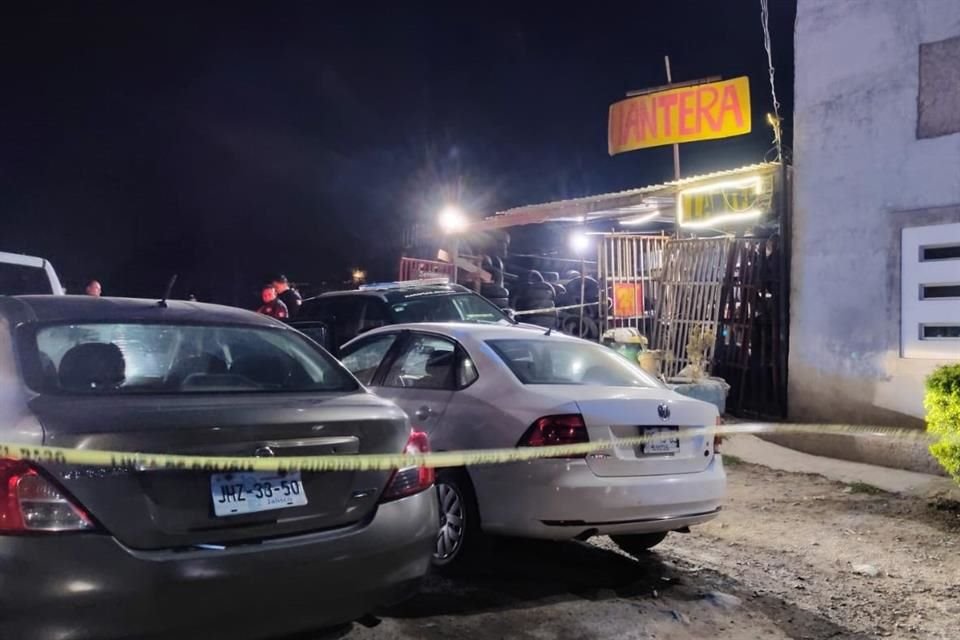 En Zapopan, pasadas las 22:00 horas, tres hombres fueron asesinados adentro de una llantera, ubicada en la comunidad de La Cuchilla, en Tesistán.