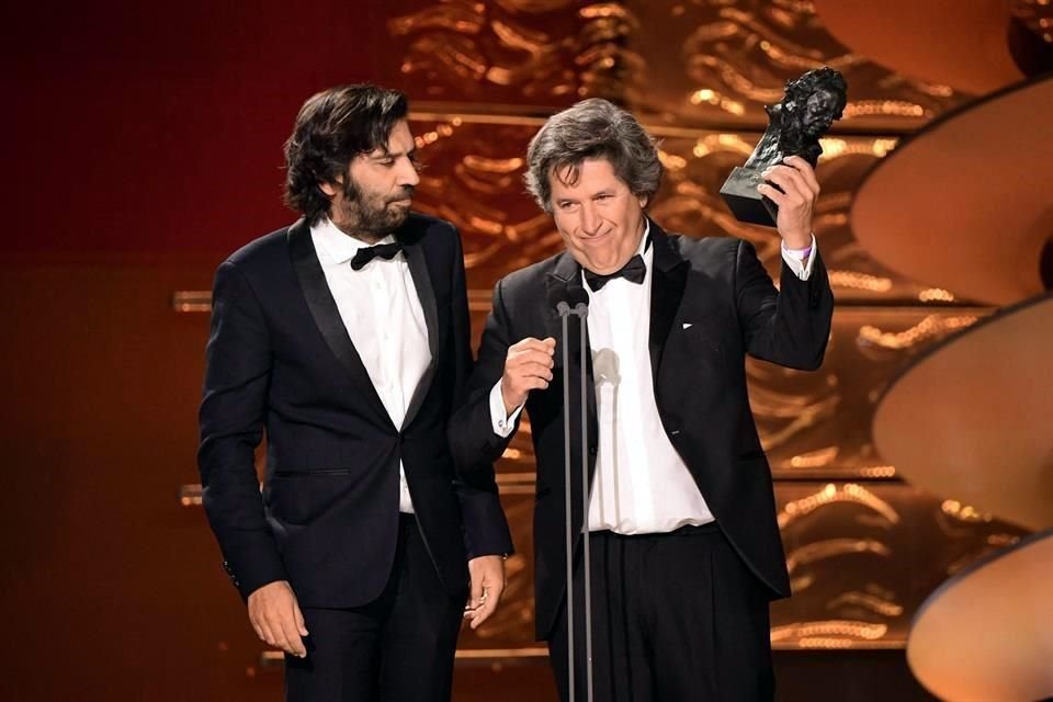 Enrique Costa y Miguel Morales recibieron en nombre del director Jacques Audiard el Goya para 'Emilia Pérez'.