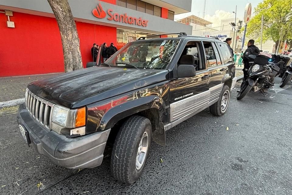 Por sus características y la de su camioneta, se les ligó con el robo de autopartes y a persona en la zona comercial.