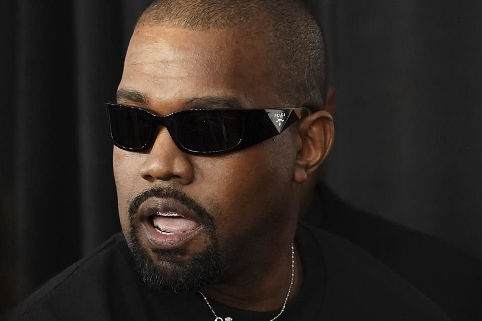 Kanye West lanzó varios mensajes antisemitas en X, por lo que su cuenta oficial fue desactivada luego de varias quejas de usuarios.