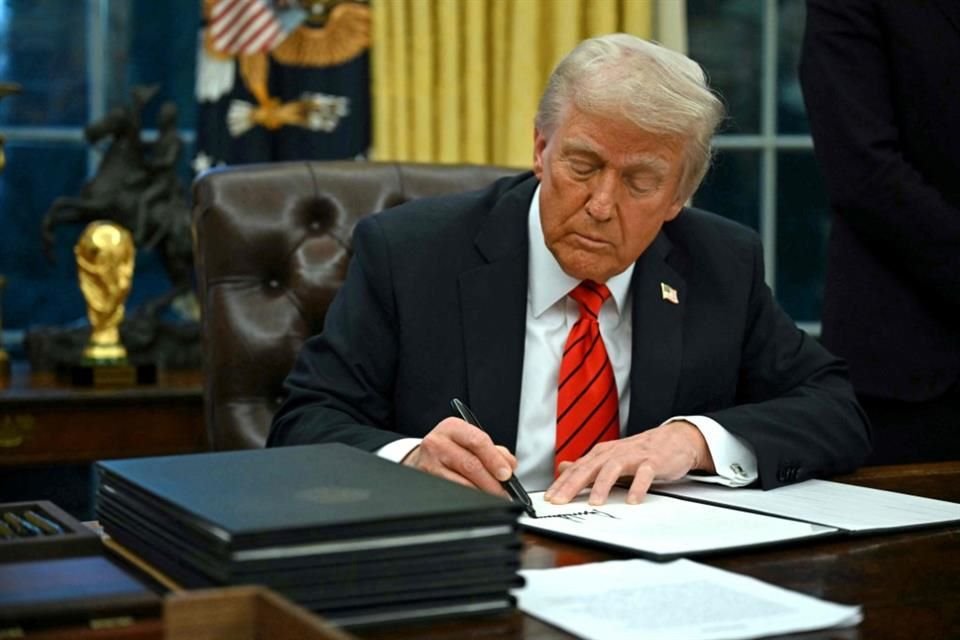 El Presidente de Estados Unidos, Donald Trump, firma una orden ejecutiva en la Oficina Oval.