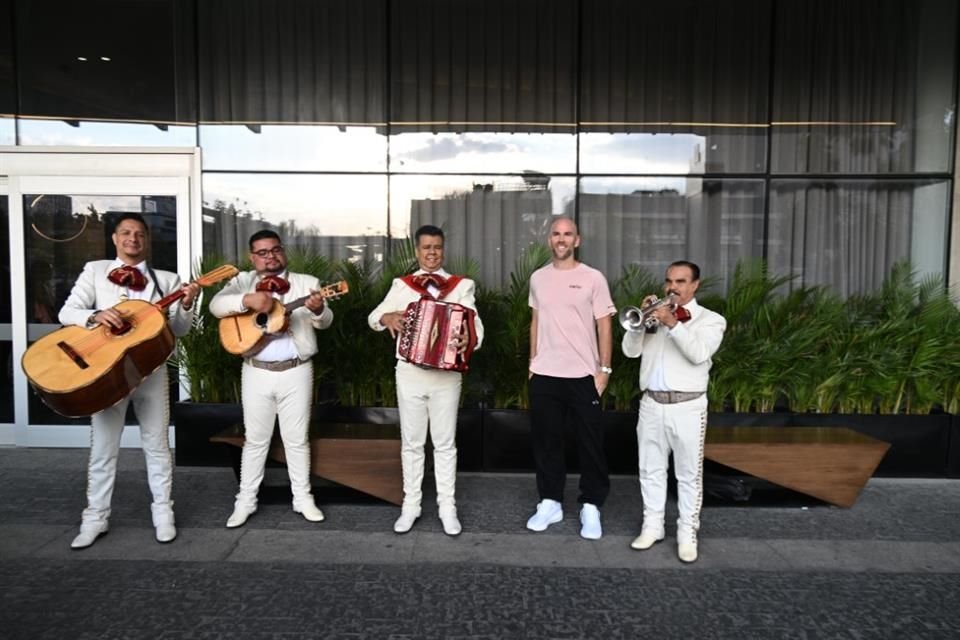 Entre las notas de un mariachi, el francés Adrian Mannarino arribó a Guadalajara para tomar parte en el Ultimate Tennis Showdown (UTS).