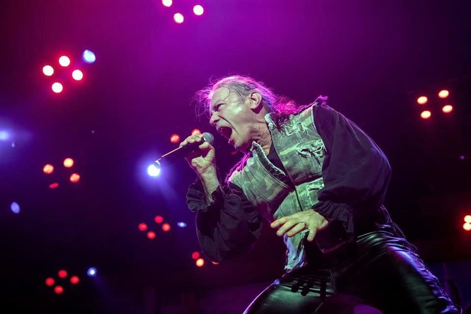 Bruce Dickinson, líder de Iron Maiden, reveló que dio positivo a Covid a pesar de estar vacunado.