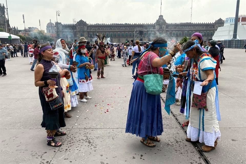 Con atuendos tradicionales e instrumentos musicales de la época prehispánica, decenas de calpullis de danza se han reunido en la plancha para realizar bailes rituales y sahumaciones para el público.