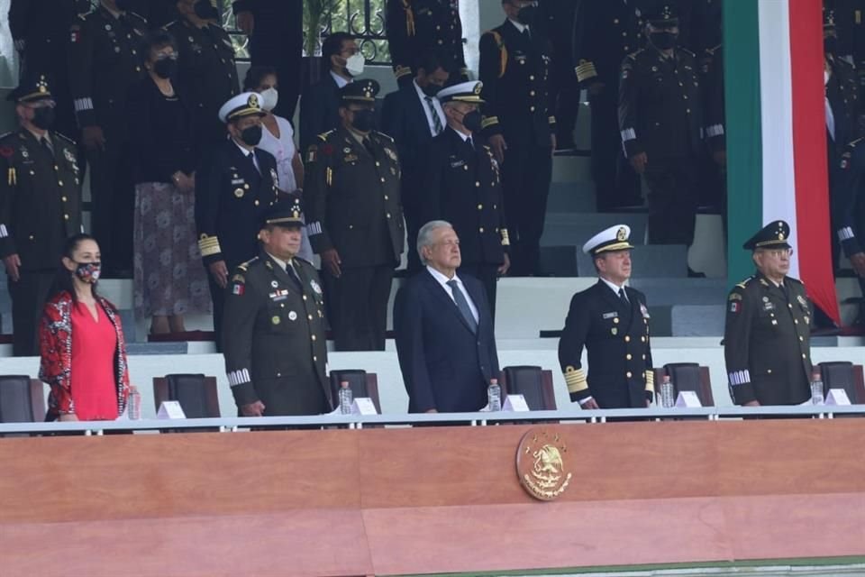 Andrés Manuel López Obrador preside la Revista de Entrada de la Comandancia del Ejército Mexicano.