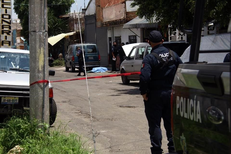 Luego de que salió del negocio de su esposa, un hombre fue asesinado a balazos en la Colonia Altos Oriente, de Tlaquepaque.