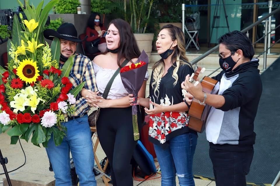 Fans de Vicente Fernpández cantan afuera del hospital para darle ánimos.