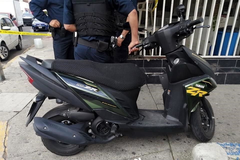El presunto ladrón intentó despojar al policía de su motocicleta, pero el agente portaba su arma de cargo y se defendió.