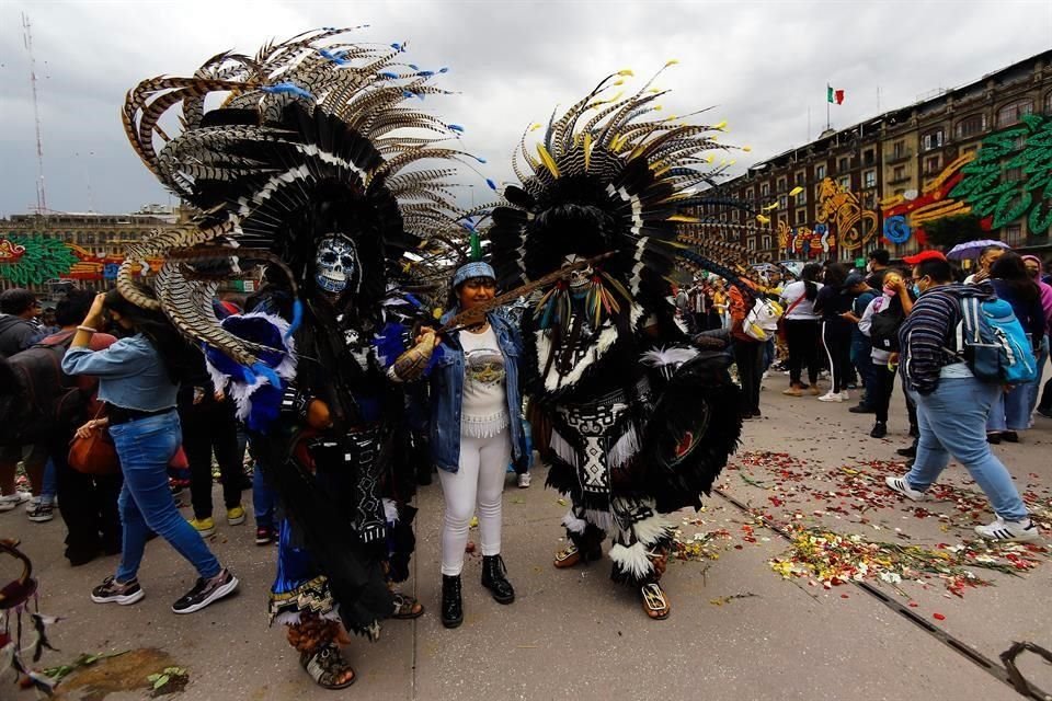 Ajenos al programa institucional, decenas de calpullis de danza tomaron el Zócalo en el aniversario 500 de la caída mexica.