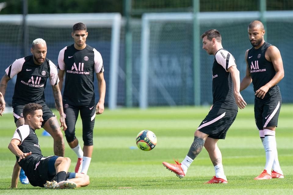 Lionel Messi ya entrenó con sus compañeros y podría debutar la siguiente jornada.