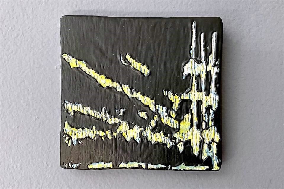 'Chillido de Zanate en Galerías Monterrey I', 2021. Cerámica pintada con reserva de cera.