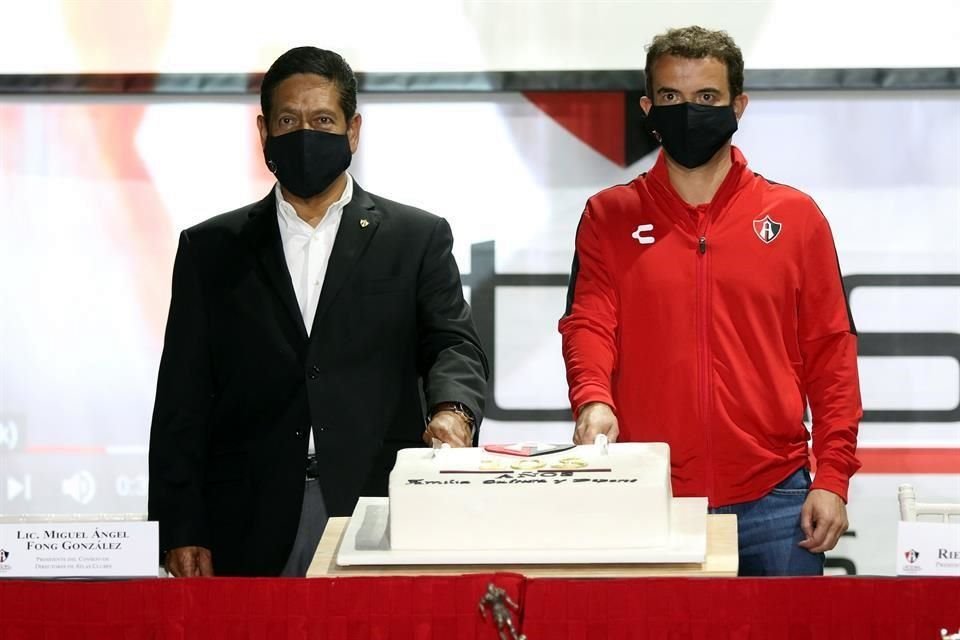 José Riestra partió el pastel para celebrar los 105 años el Atlas.