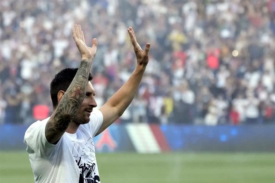 Messi fue presentado junto con los otros 4 refuerzos del PSG ante los aficionados en el Parque de los Príncipes.