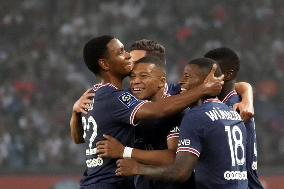 Mbappé fue abucheado por la afición del PSG, pero de desquitó con un gol al Estrasburgo.