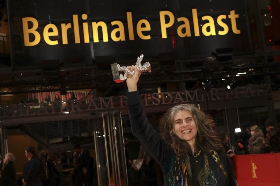 La Berlinale reafirma su postura sobre la libertad de expresión en medio de tensiones políticas y conflictos internacionales.